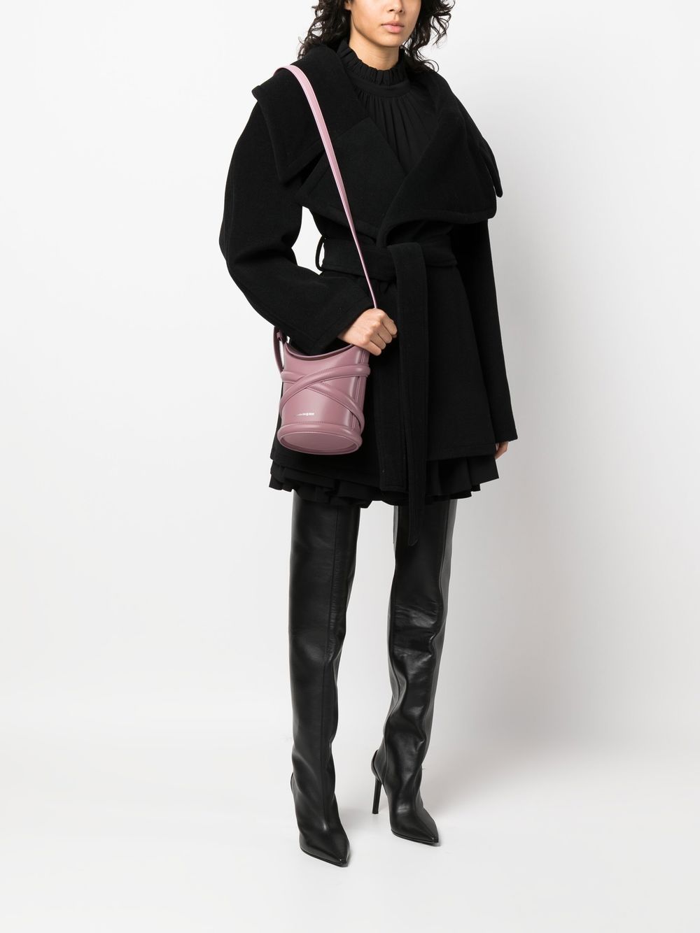 The Curve Leather Crossbody Bucket Bag Pink