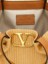 Shopping Valentino Garavani Medium Raffia Beige